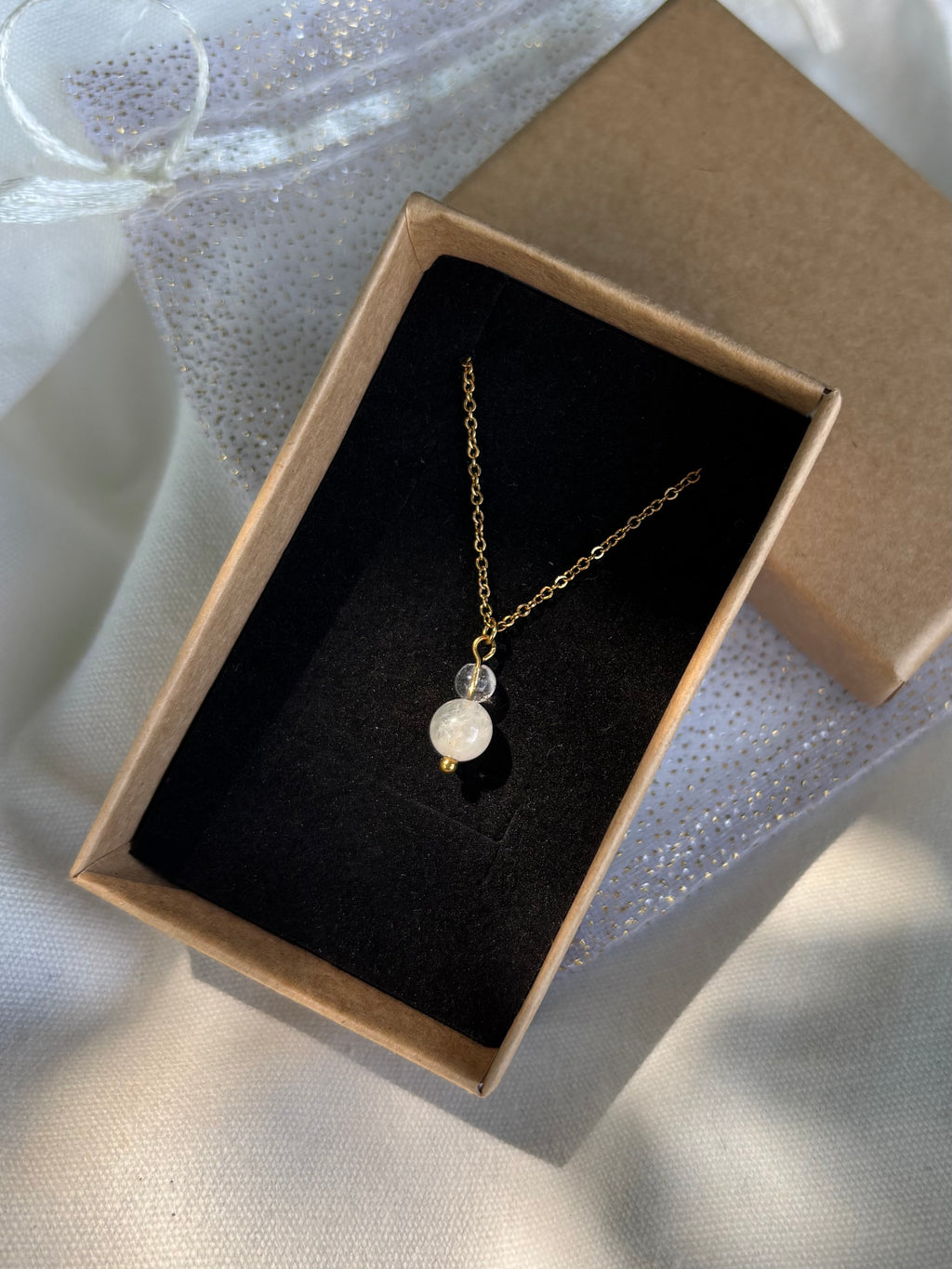 Collier Naissance Juin – Pierre de Lune & Cristal de Roche | Bijou Lumière Intérieure