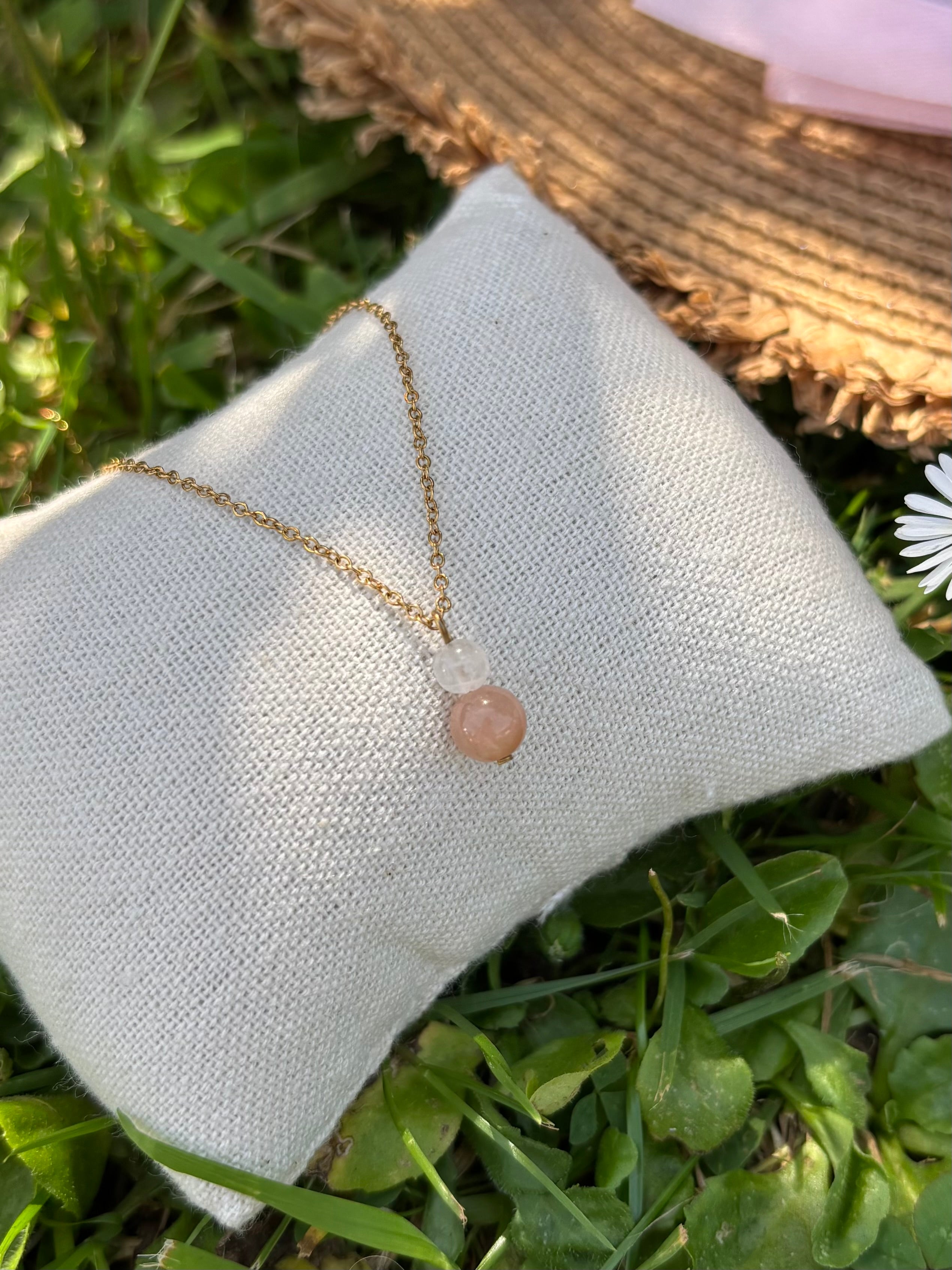 Collier Naissance Juin – Pierre de Lune Blanche & Pêche | Bijou Intuitif en Acier Inoxydable Doré