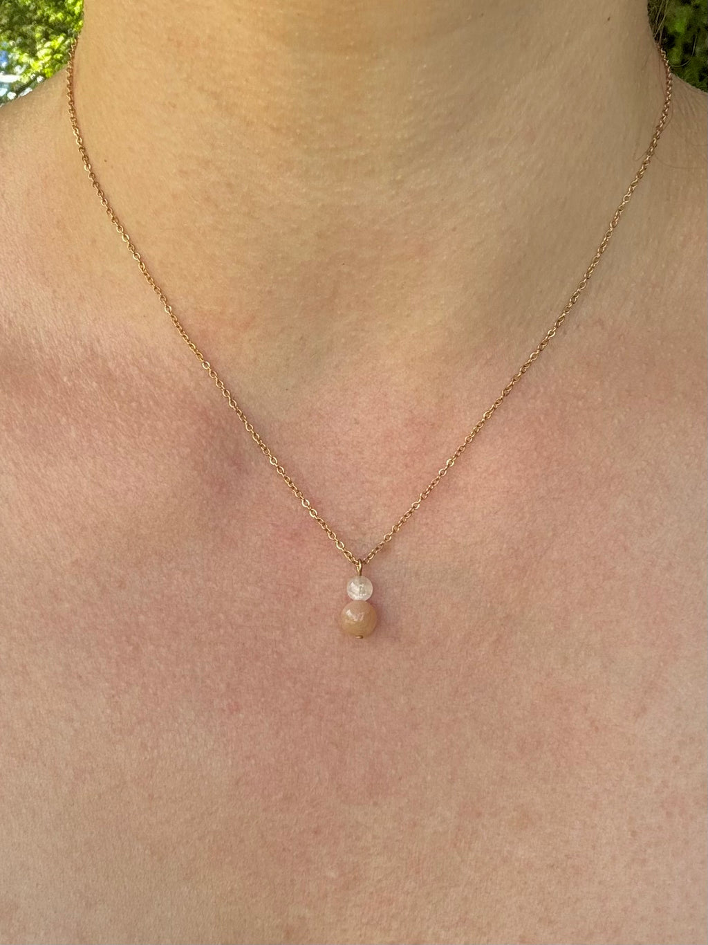 Collier Naissance Juin – Pierre de Lune Blanche & Pêche | Bijou Intuitif en Acier Inoxydable Doré