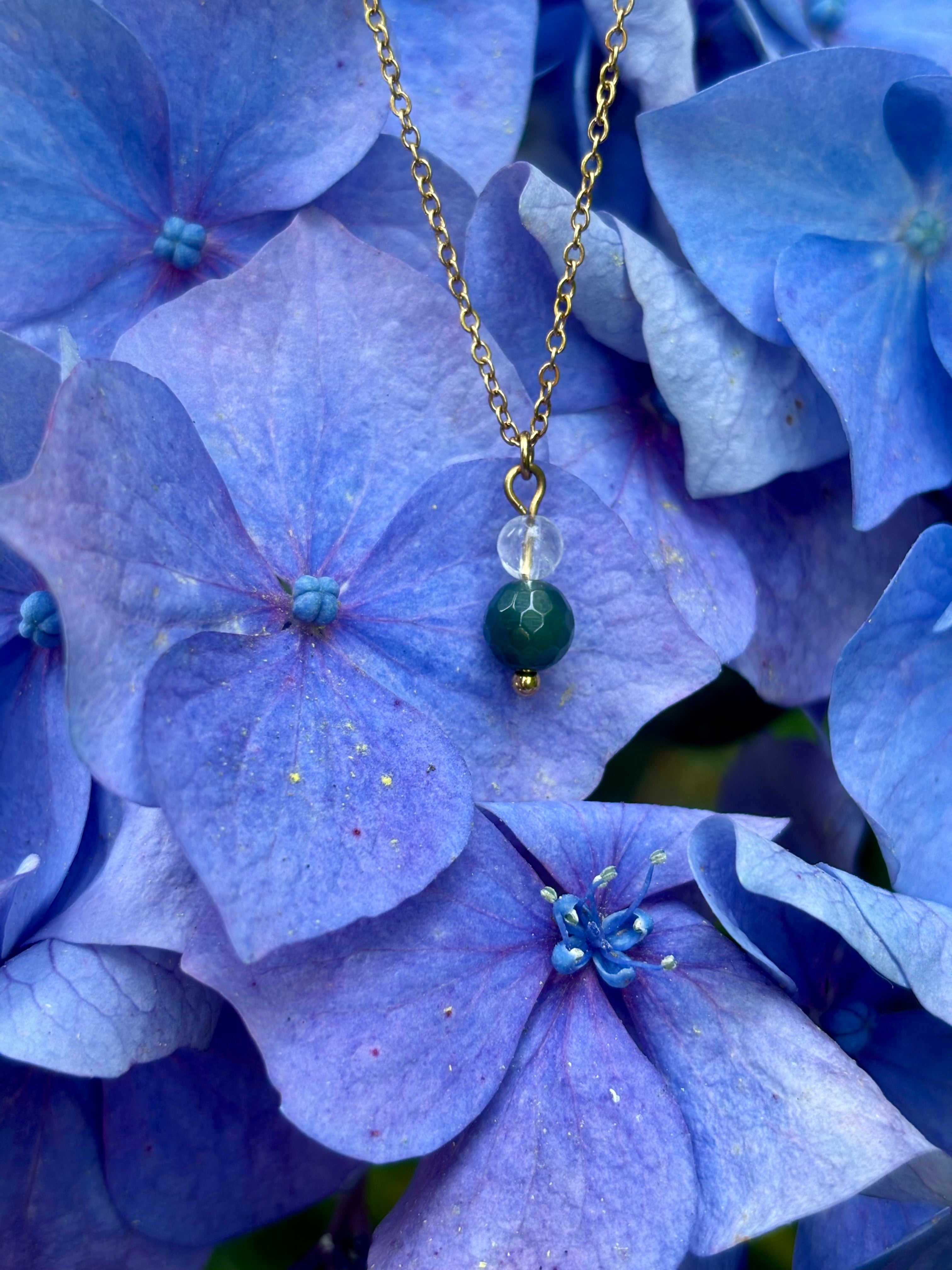 Collier Naissance Août – Agate Mousse & Cristal de Roche | Bijou Nature & Harmonie