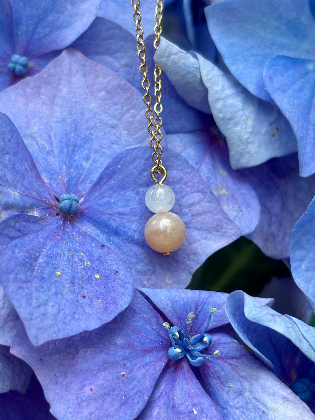 Collier Naissance Juin – Pierre de Lune Blanche & Pêche | Bijou Intuitif en Acier Inoxydable Doré