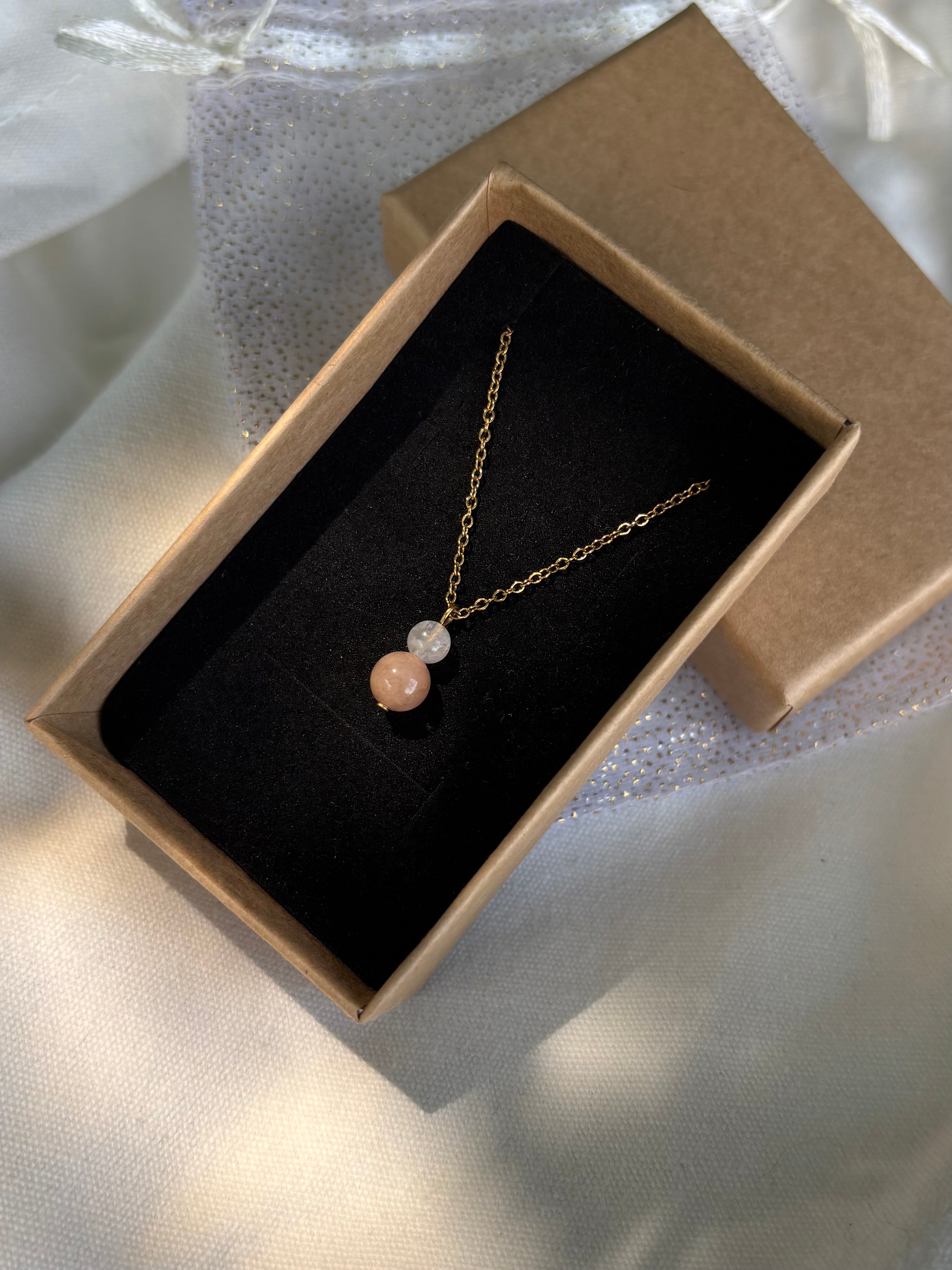 Collier Naissance Juin – Pierre de Lune Blanche & Pêche | Bijou Intuitif en Acier Inoxydable Doré