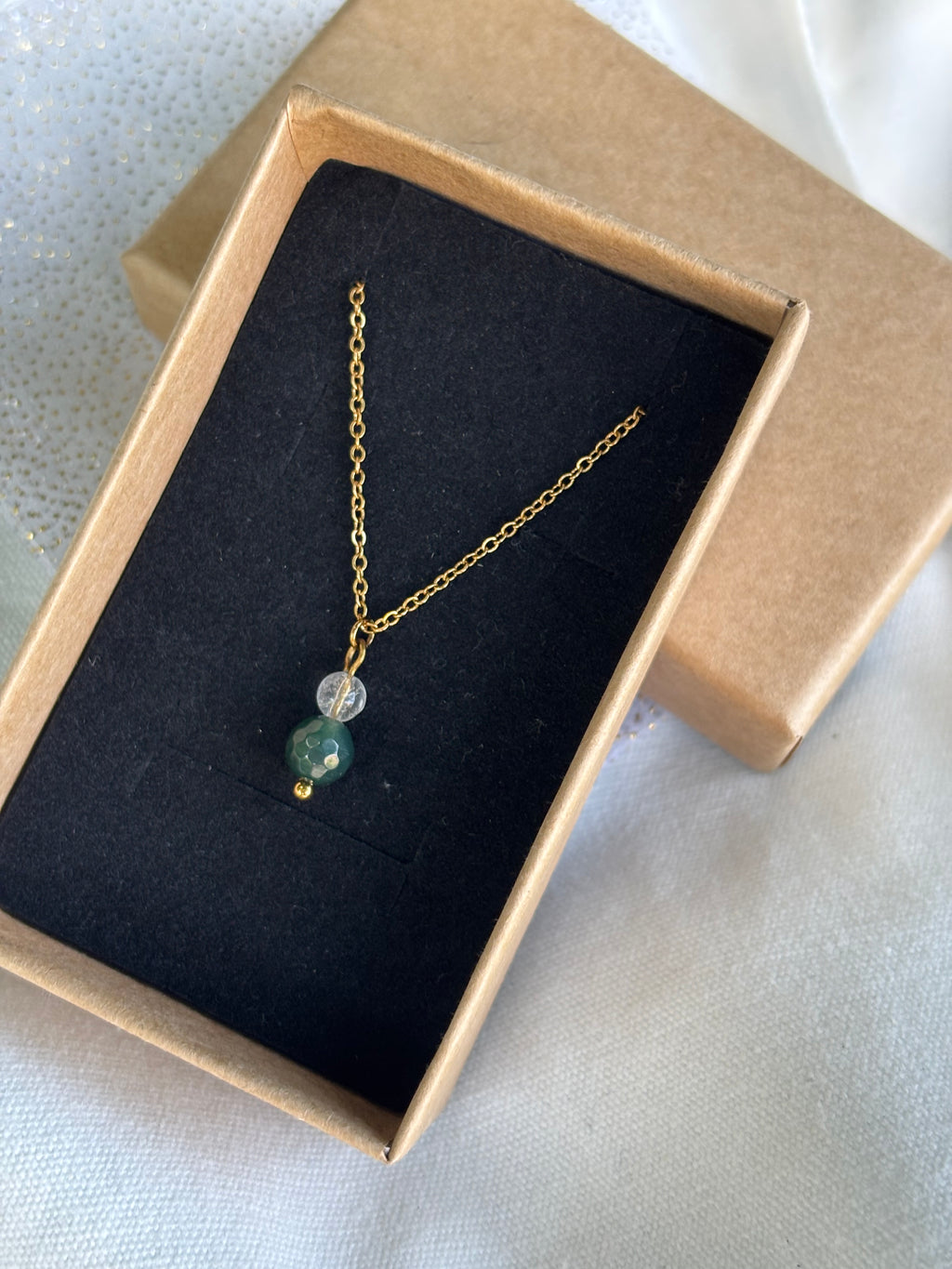 Collier Naissance Août – Agate Mousse & Cristal de Roche | Bijou Nature & Harmonie